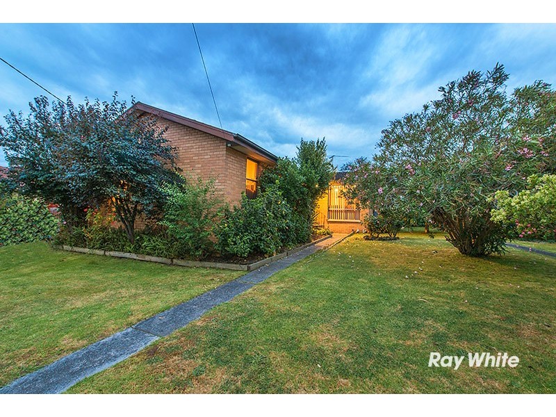 13 Village Drive, Hampton Park VIC 3976