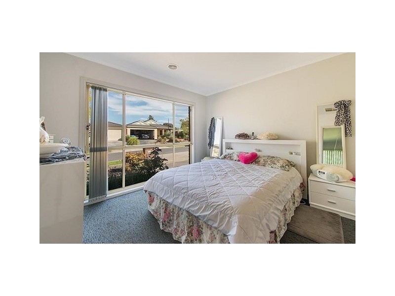 9 Briarcrest Drive, Cranbourne East VIC 3977