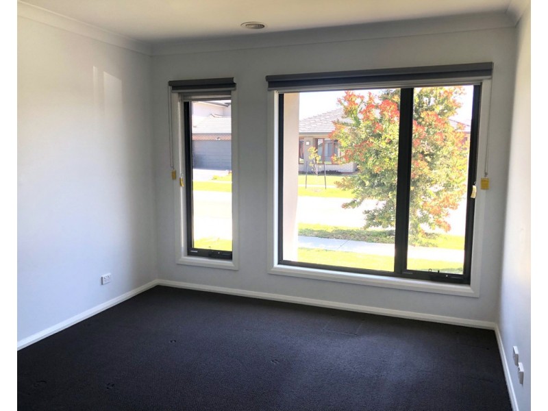 12 Goodison Road, Clyde North VIC 3978