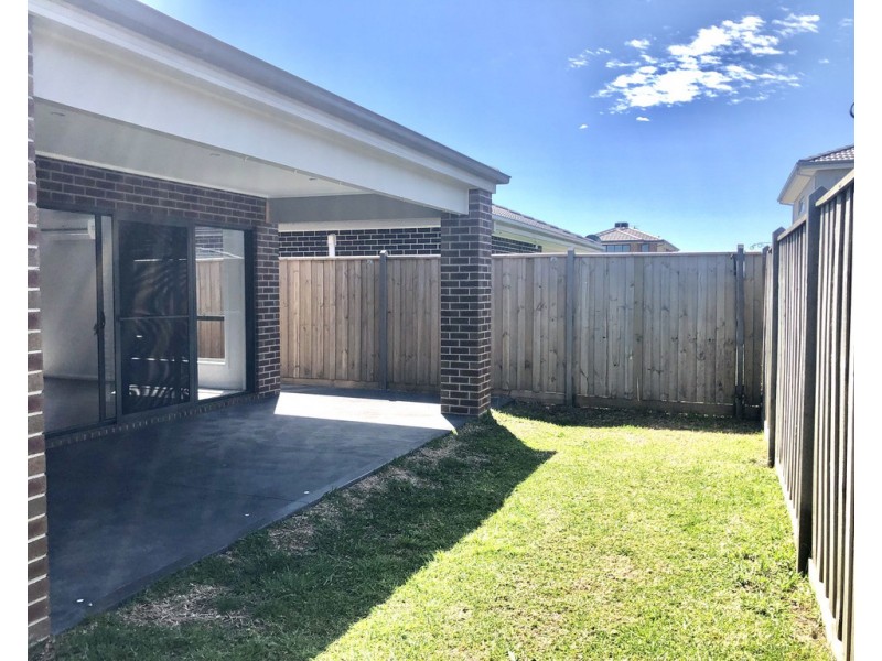 12 Goodison Road, Clyde North VIC 3978