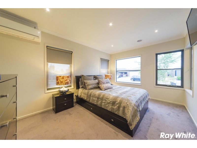 10 Princeton Place, Cranbourne West VIC 3977