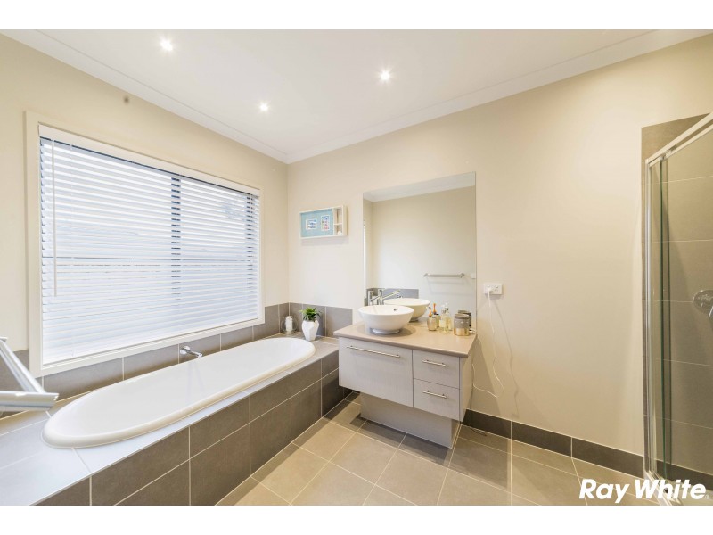 10 Princeton Place, Cranbourne West VIC 3977