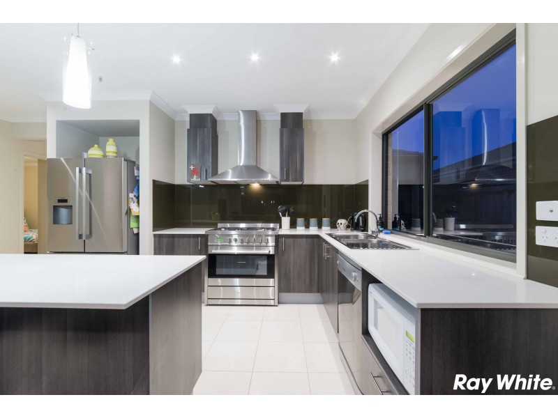 10 Princeton Place, Cranbourne West VIC 3977