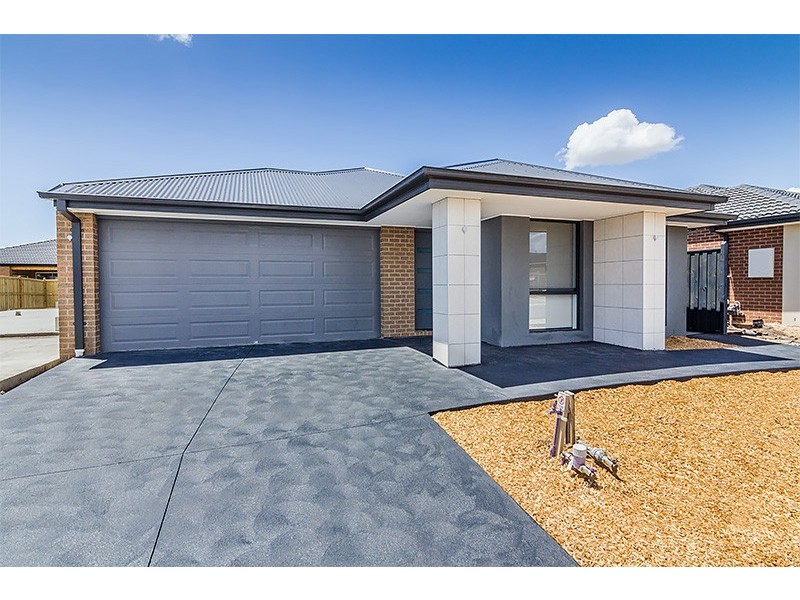 13 Cazaly Way, Cranbourne West VIC 3977
