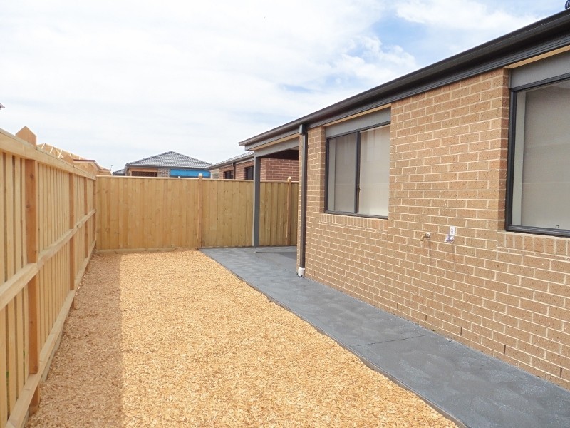 13 Cazaly Way, Cranbourne West VIC 3977