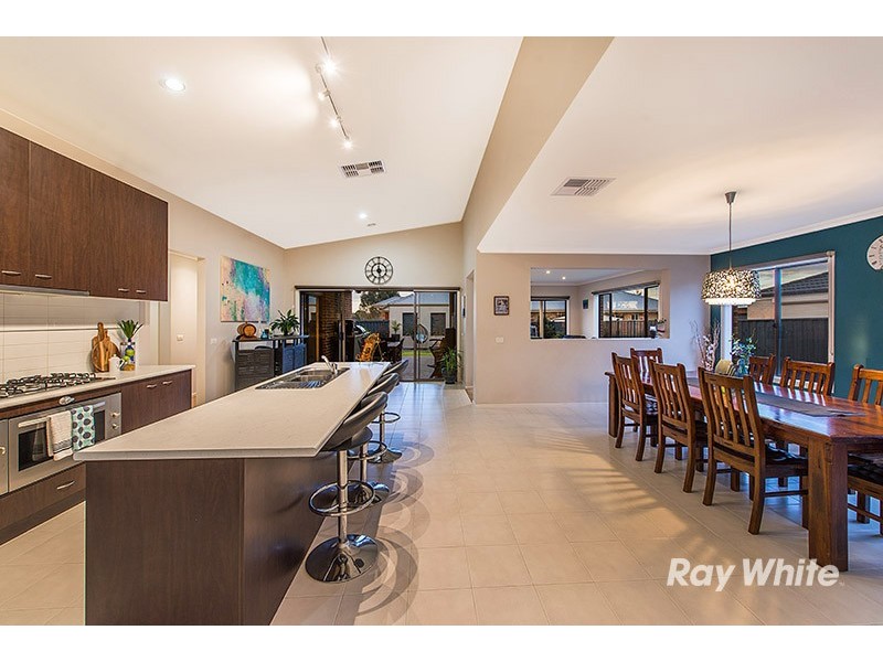 2 Thunderbolt Drive, Cranbourne East VIC 3977