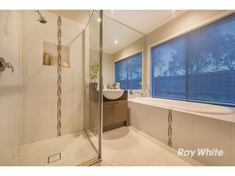 2 Thunderbolt Drive, Cranbourne East VIC 3977