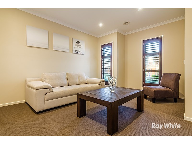 24 Fleuve Rise, Clyde North VIC 3978