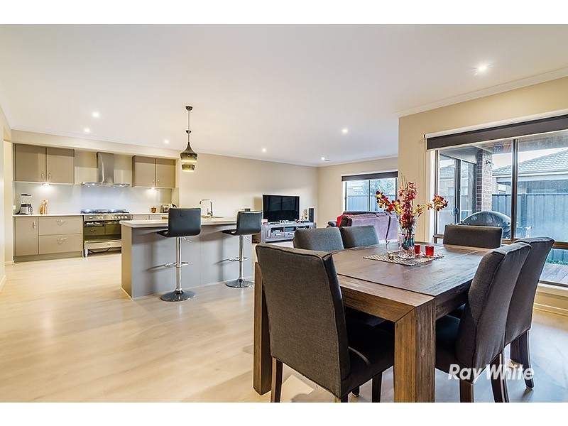 24 Fleuve Rise, Clyde North VIC 3978