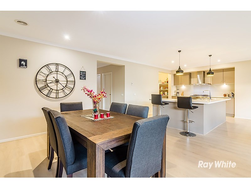 24 Fleuve Rise, Clyde North VIC 3978
