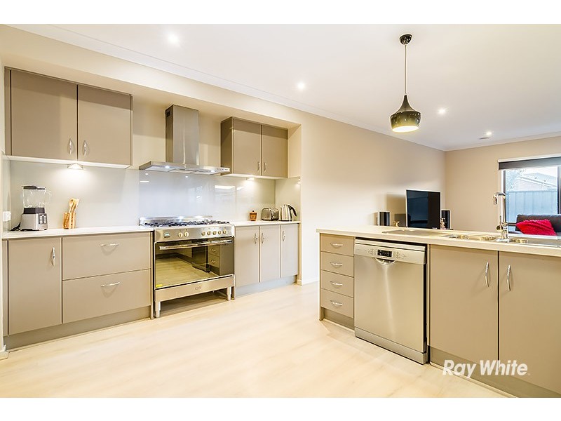 24 Fleuve Rise, Clyde North VIC 3978