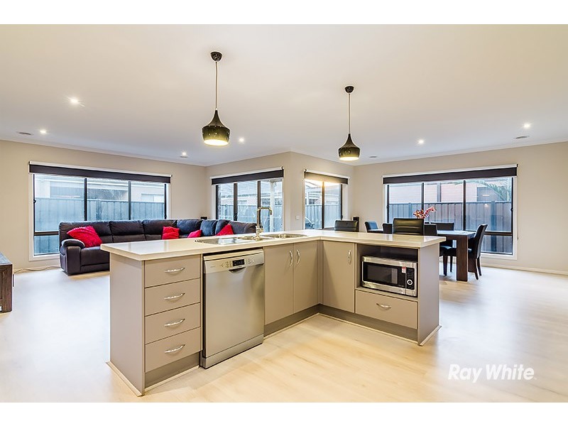24 Fleuve Rise, Clyde North VIC 3978