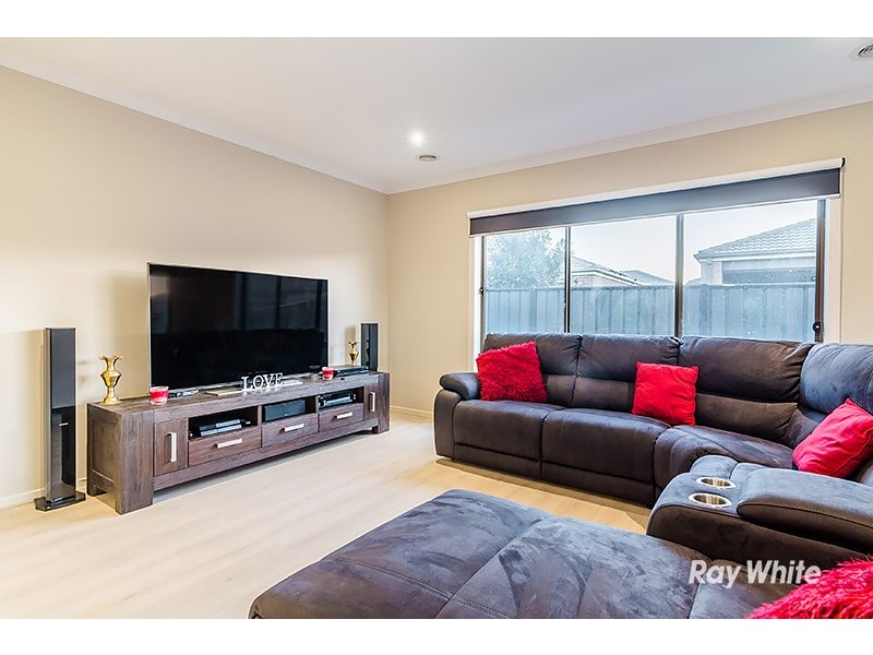 24 Fleuve Rise, Clyde North VIC 3978
