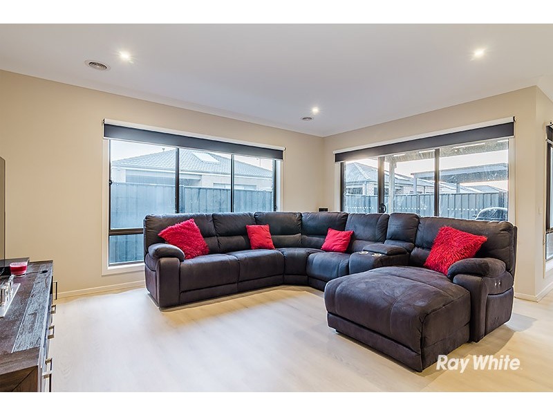 24 Fleuve Rise, Clyde North VIC 3978