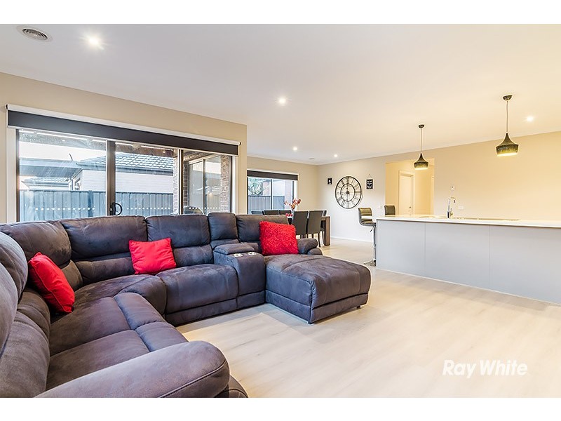 24 Fleuve Rise, Clyde North VIC 3978
