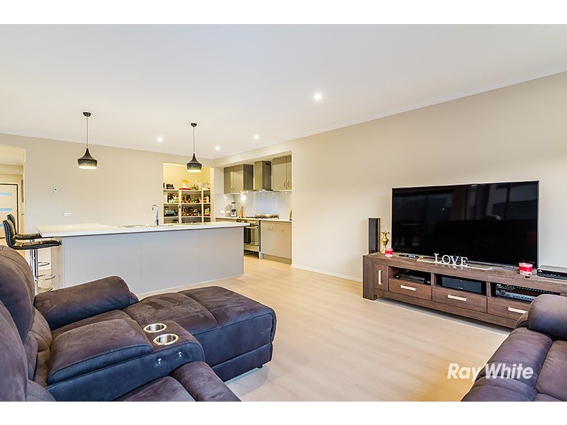 24 Fleuve Rise, Clyde North VIC 3978