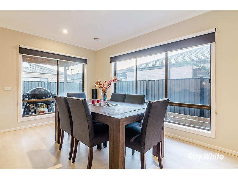 24 Fleuve Rise, Clyde North VIC 3978