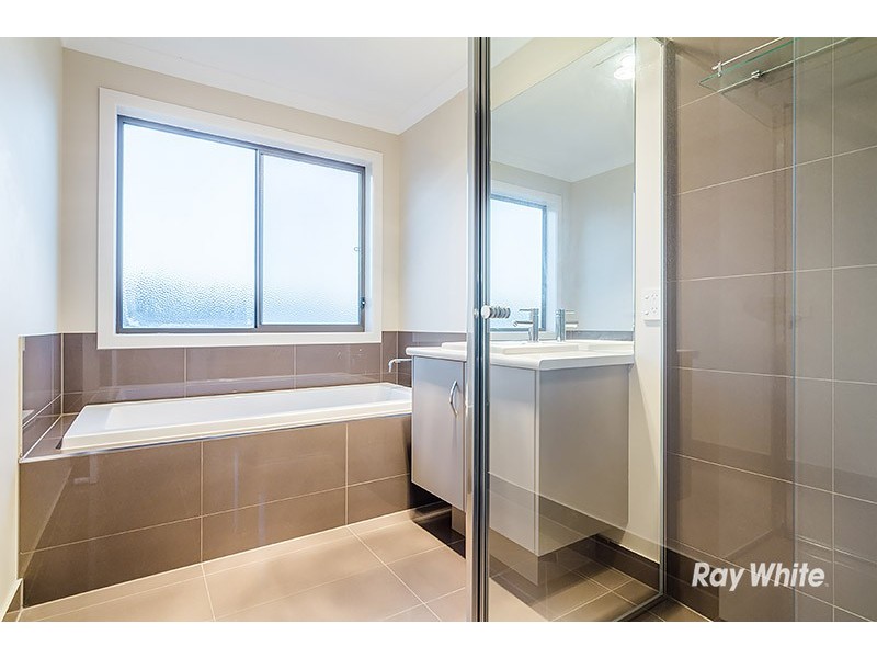 24 Fleuve Rise, Clyde North VIC 3978