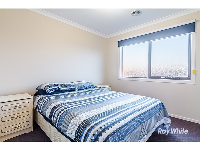 24 Fleuve Rise, Clyde North VIC 3978