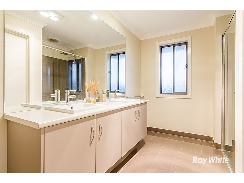 24 Fleuve Rise, Clyde North VIC 3978