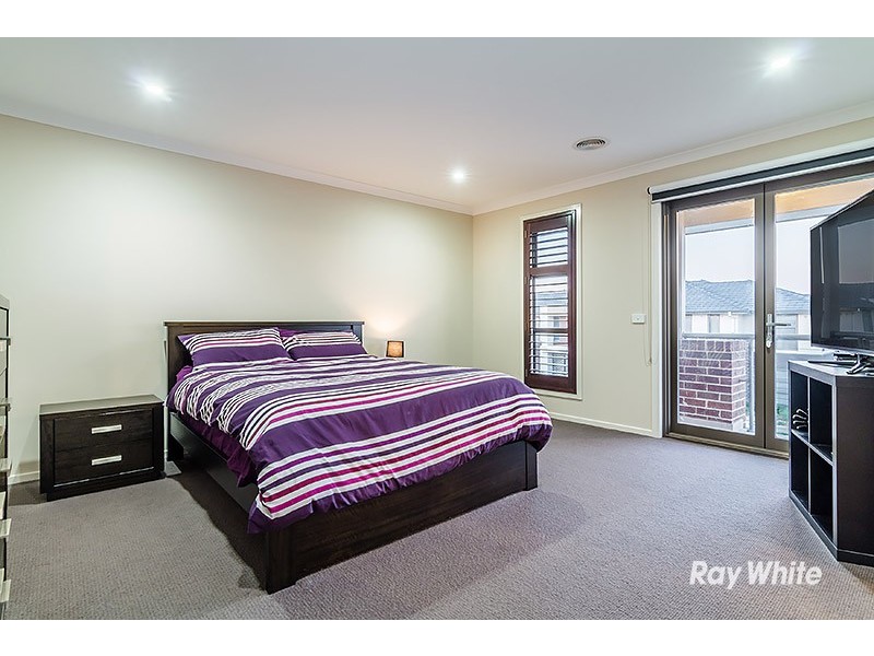 24 Fleuve Rise, Clyde North VIC 3978