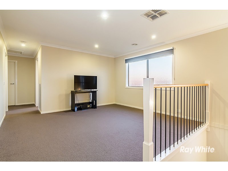 24 Fleuve Rise, Clyde North VIC 3978