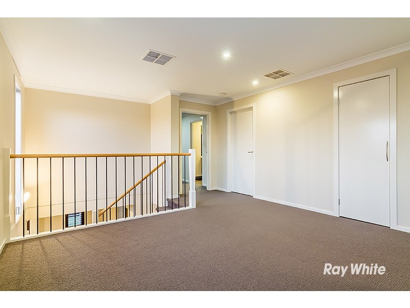 24 Fleuve Rise, Clyde North VIC 3978