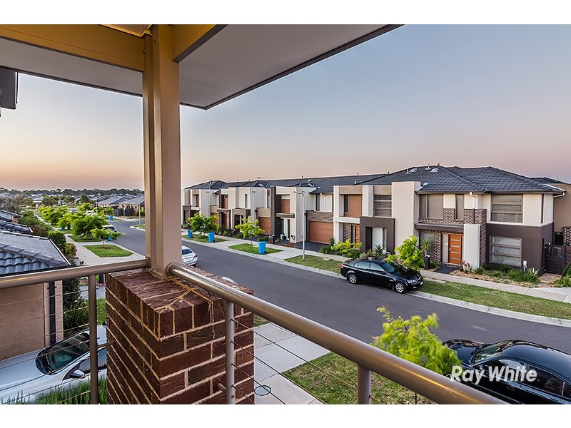 24 Fleuve Rise, Clyde North VIC 3978