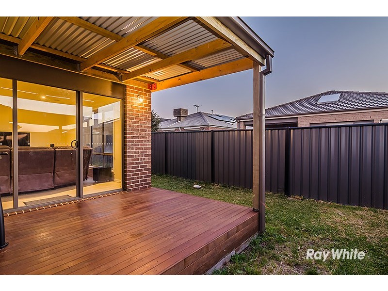 24 Fleuve Rise, Clyde North VIC 3978