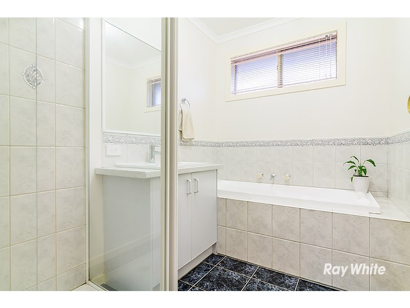 2 Linmac Drive, Hampton Park VIC 3976