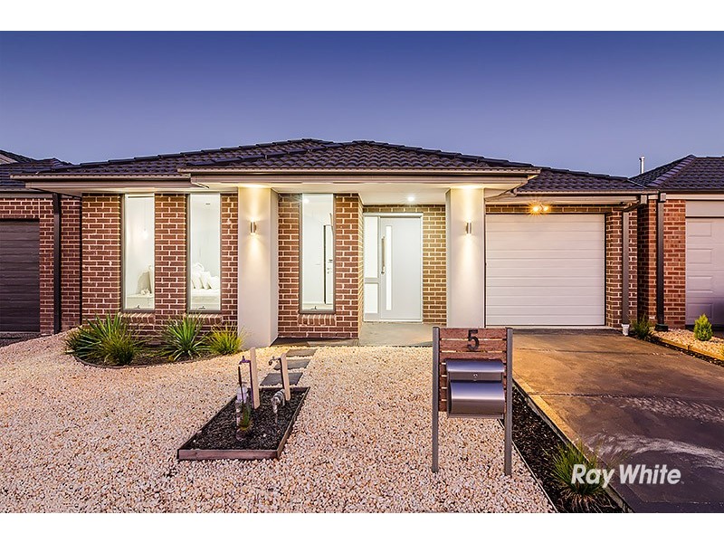 5 Saloon Circuit, Clyde North VIC 3978