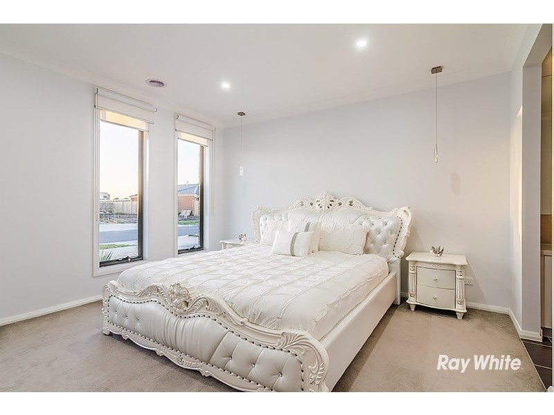 5 Saloon Circuit, Clyde North VIC 3978