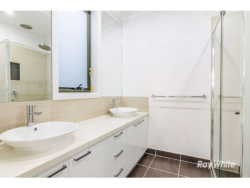 5 Saloon Circuit, Clyde North VIC 3978