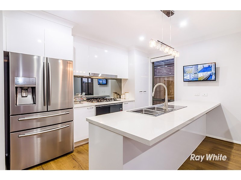 5 Saloon Circuit, Clyde North VIC 3978