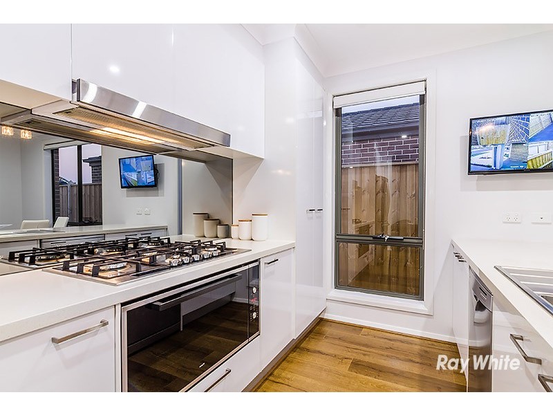 5 Saloon Circuit, Clyde North VIC 3978