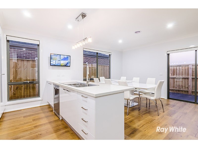 5 Saloon Circuit, Clyde North VIC 3978