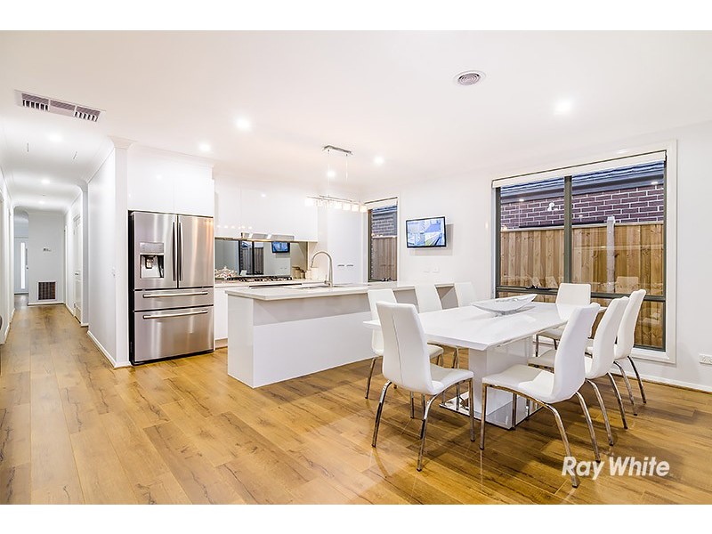 5 Saloon Circuit, Clyde North VIC 3978