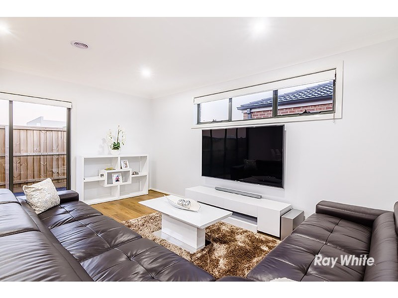 5 Saloon Circuit, Clyde North VIC 3978