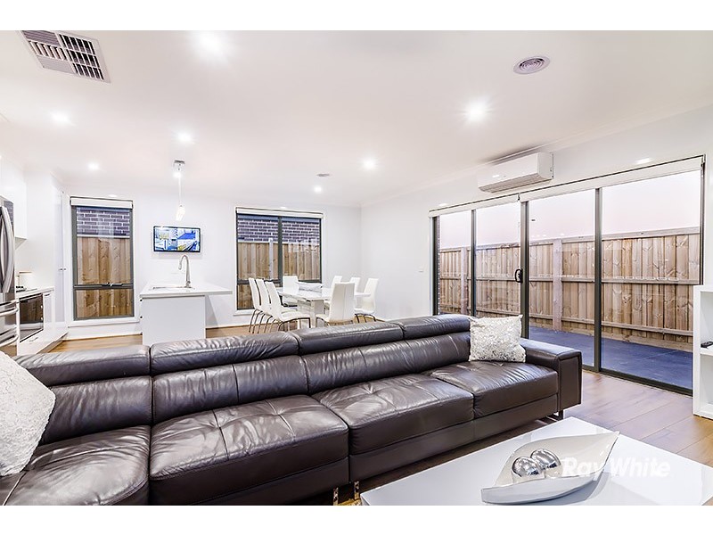 5 Saloon Circuit, Clyde North VIC 3978