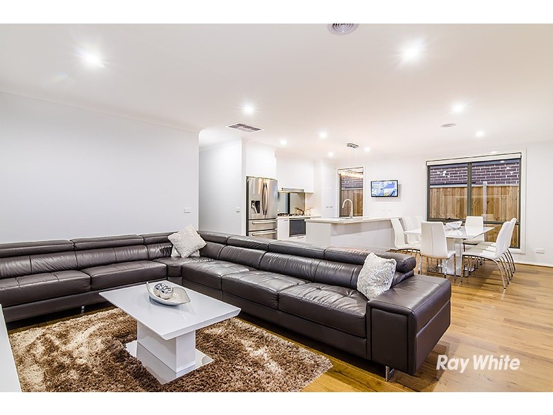 5 Saloon Circuit, Clyde North VIC 3978