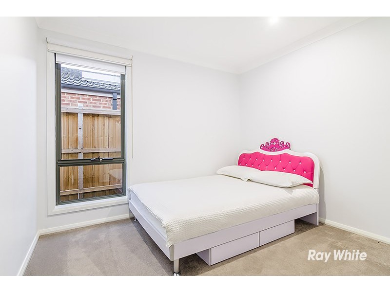 5 Saloon Circuit, Clyde North VIC 3978