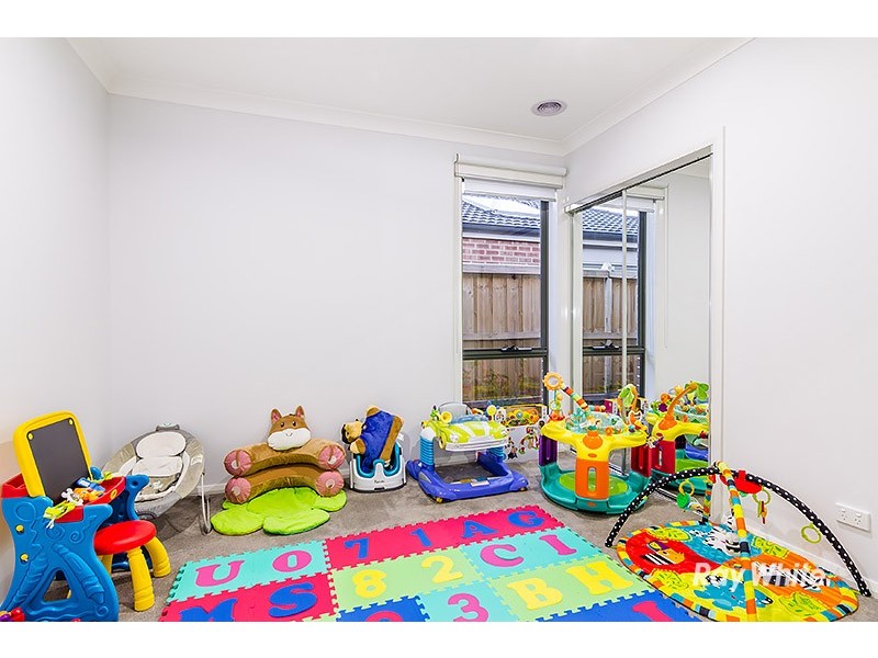 5 Saloon Circuit, Clyde North VIC 3978