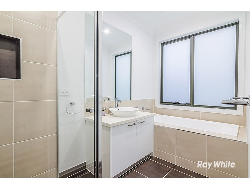 5 Saloon Circuit, Clyde North VIC 3978