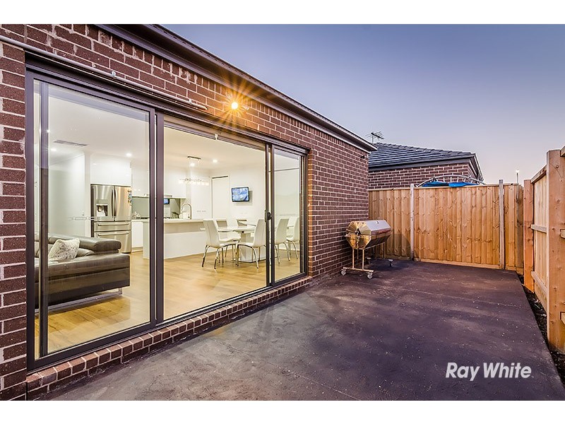 5 Saloon Circuit, Clyde North VIC 3978