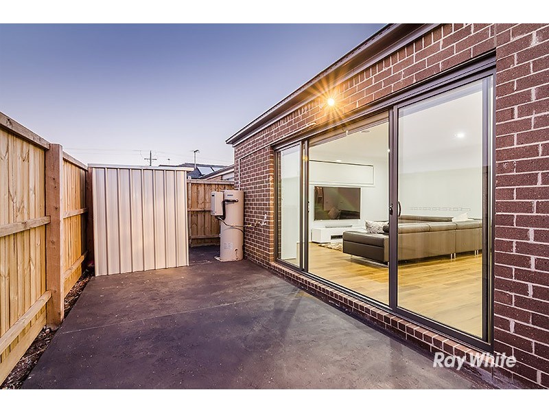 5 Saloon Circuit, Clyde North VIC 3978