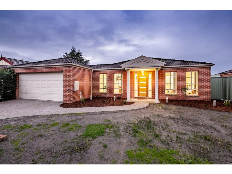 6 Greenock Crescent, Cranbourne East VIC 3977