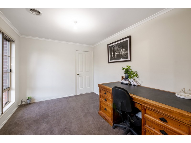 6 Greenock Crescent, Cranbourne East VIC 3977