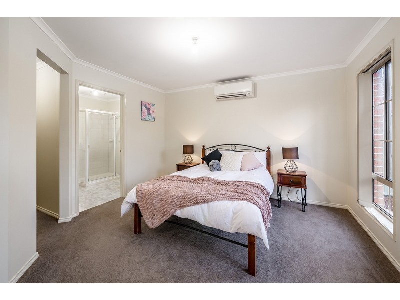 6 Greenock Crescent, Cranbourne East VIC 3977