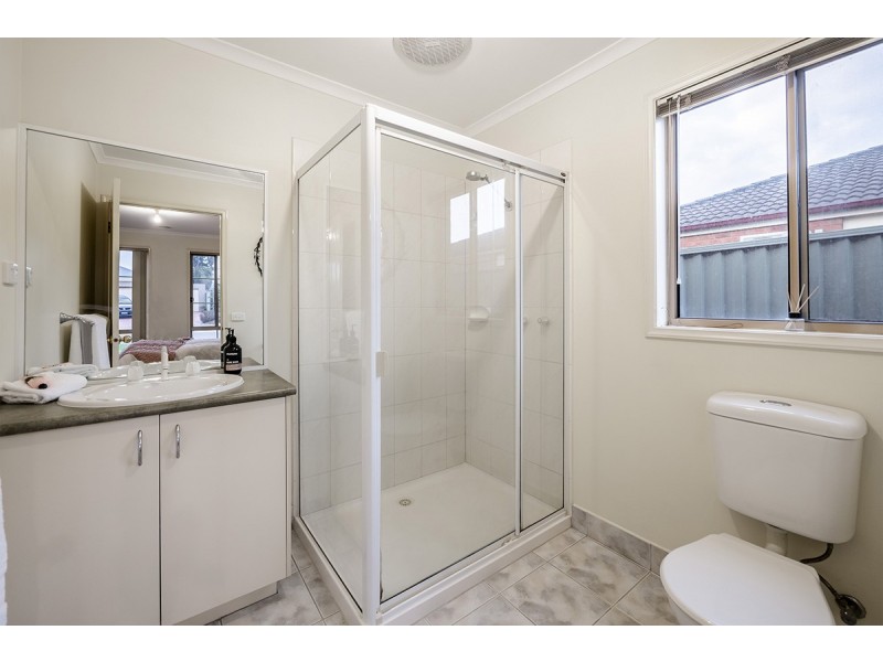 6 Greenock Crescent, Cranbourne East VIC 3977