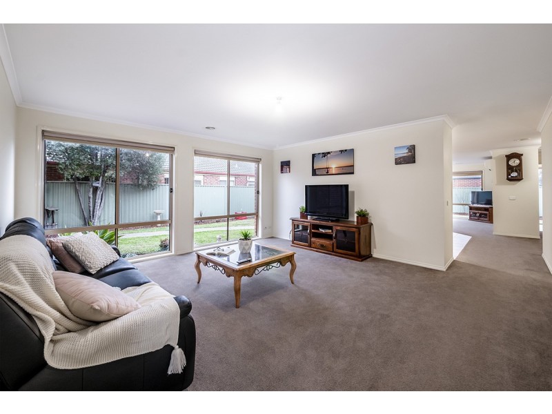 6 Greenock Crescent, Cranbourne East VIC 3977
